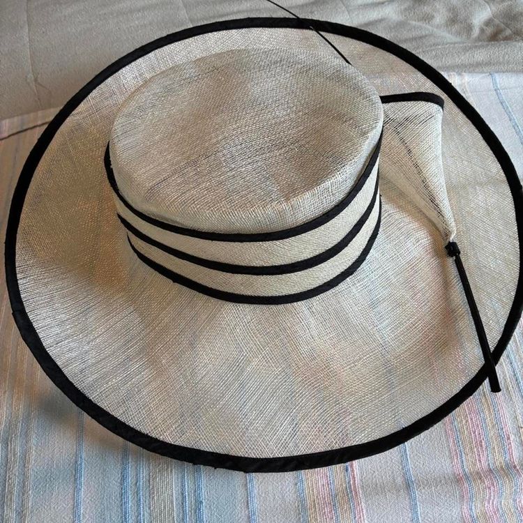 Wide Brim Straw Hat With Black Trim imagen 1